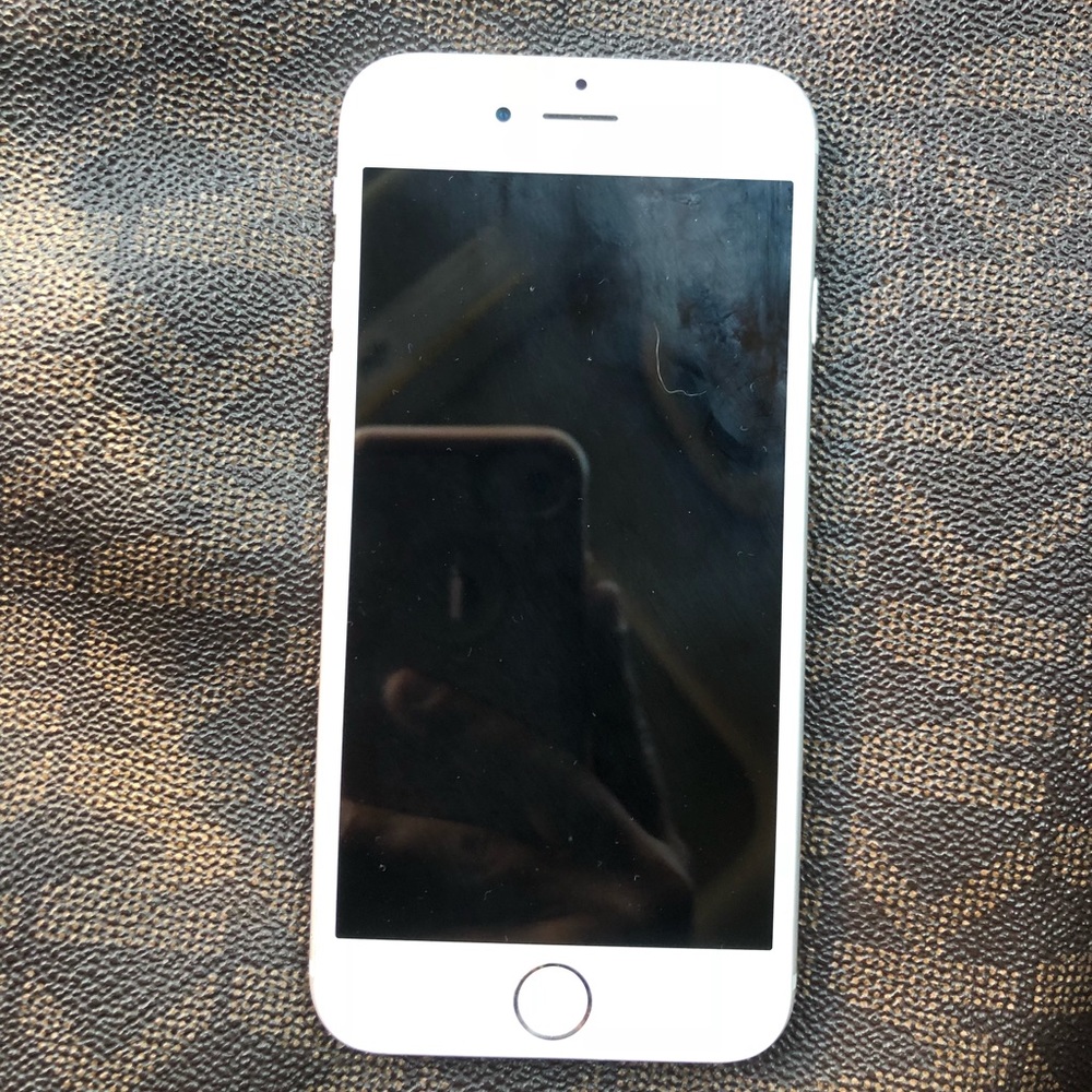 iPhone 6, 64g. UNLOCKED. Can connect 2 any carrier